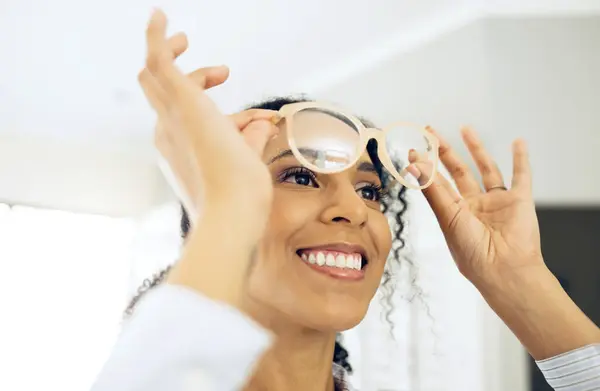 采购产品光学测量商店 快乐的女人和测试眼镜 镜框质量或光学眼镜的视力 视觉产品 视觉支持及购物客户 客户及验眼眼镜 — 图库照片