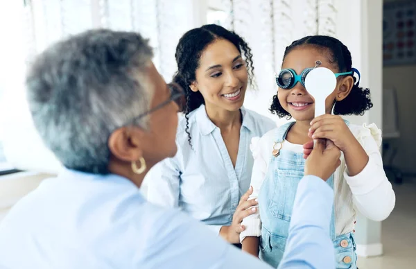 Öga Test Och Barn Med Mor Vid Optikern För Synundersökning — Stockfoto