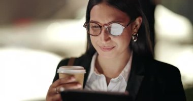 Gece, iş ve gözlüklü kadın, tablet ve danışman, girişimci ve kahve ile kariyer. Gözlüklü, çalışan ve ajanslı kişi, akşam ve teknoloji ile düşünme, çay ve internet.