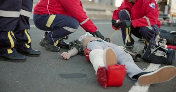 Vészhelyzet Mentők Emberek Úton Sérülés Baleset Autóbaleset Beteg Megmentéséért Mentős — Stock videók