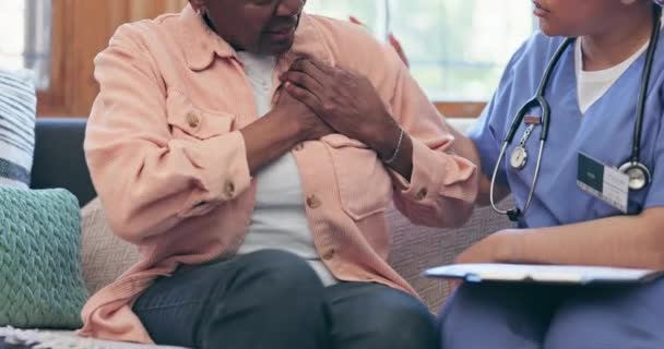 Senior Mulher Dor Cardíaca Doente Enfermeira Lar Idosos Para Apoio — Vídeo de Stock
