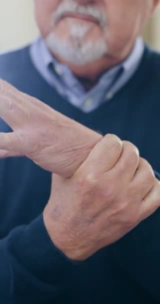 Hände Verletzung Und Ältere Mann Mit Handgelenksschmerzen Gelenkschmerzen Und Entzündungen — Stockvideo