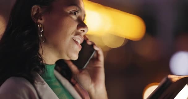 Ciudad Noche Mujer Con Llamada Telefónica Tableta Contacto Con Conexión — Vídeo de stock