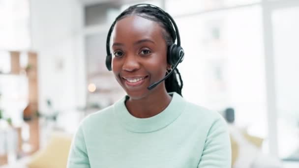 ハッピーブラック女性 カスタマーサービスのコールセンター ヘッドフォン オフィスでのサポートまたはテレマーケティング アフリカの女性の人物の肖像画 オンラインアドバイスや職場でのヘルプのために私達に連絡してください — ストック動画