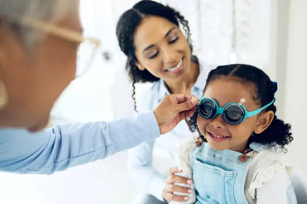 トライアルレンズ オプトメトリー 視力検査のための眼科の予約で子供と母親との眼科医 光学診療所でツールを持つママとガールの子供の患者との健康 医学および上級医師 — ストック写真