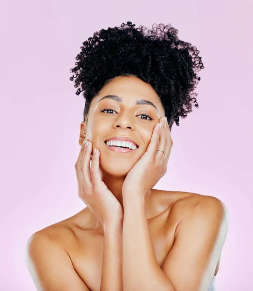 肖像画 美しさ 幸せな女性 きれいな肌 ピンクの背景に輝く自然と皮膚科 セルフケア スパトリートメント スタジオでの衛生スキンケア アンチエイジング 化粧品 — ストック写真