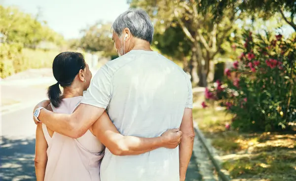 Rücken Umarmung Und Ein Älteres Paar Auf Einem Morgendlichen Spaziergang — Stockfoto