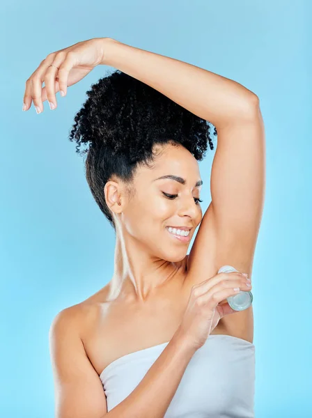 Úsměv Krása Podpažní Deodorant Ženou Modrém Pozadí Studiu Pro Hygienu — Stock fotografie