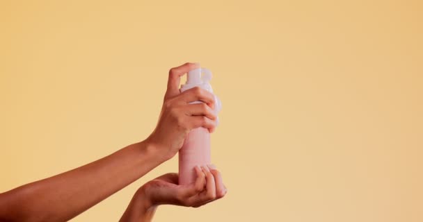 Руки Мыло Бутылка Кожей Продукт Крем Очистки Кожи Здоровой Косметикой — стоковое видео