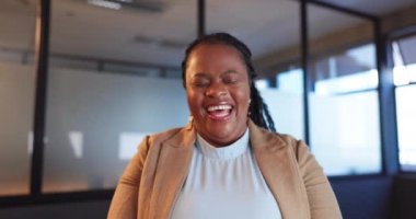 Resmi web sitesi, konferans ya da çevrimiçi atölye için bürodaki video görüşmesi, gülümseme ve iş kadını. Mutlu, portre ve Afrikalı kadın avukat iş yerinde hukuk projesi için sanal tartışma