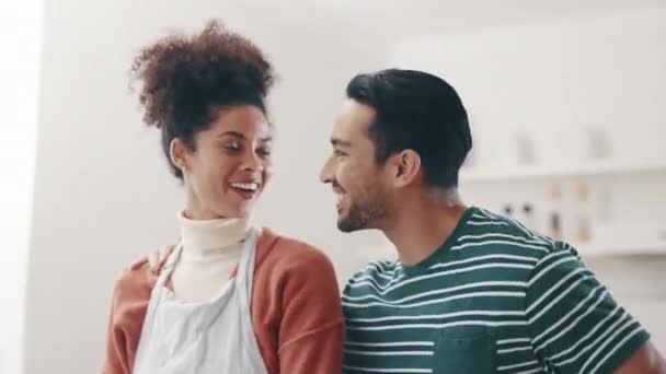 Rumah Pasangan Dan Buket Bunga Atau Kejutan Untuk Ulang Tahun — Stok Video