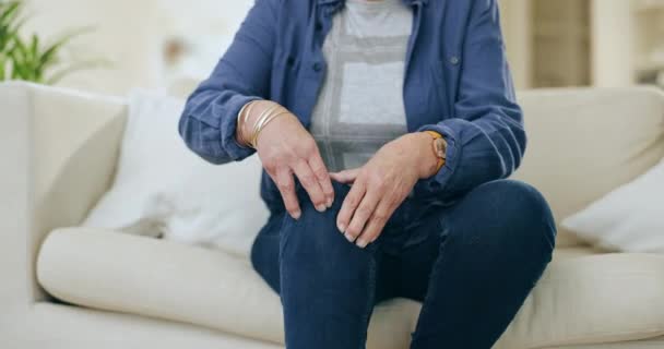 Dolor Rodilla Manos Mujer Mayor Sofá Con Artritis Osteoporosis Inflamación — Vídeo de stock