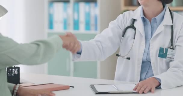 病院での挨拶や会議を歓迎するために クローズアップ ヘルスケア チェック ウェルネスのための女性 会話を握るハッピーな医療従事者 — ストック動画
