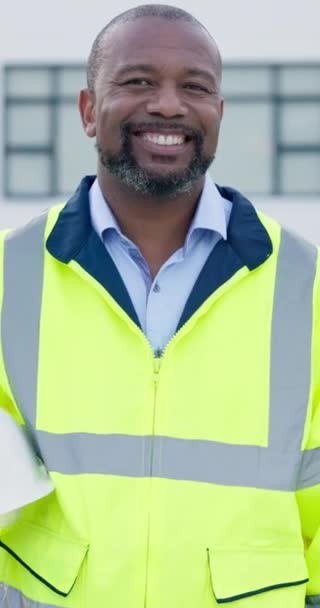 メンテナンスサービス 土木工業 サイトリニューアルのための建設の都市建設 顔と幸せなマネージャー ポートレート 黒人男性 都市財産開発のための成熟した請負業者 — ストック動画