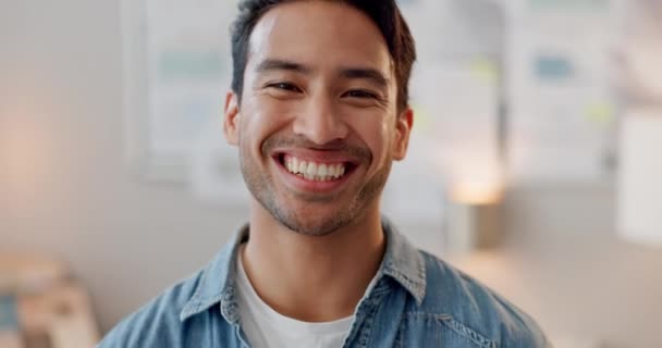 Šťastný Tvář Asijský Podnikatel Kreativních Kancelářských Prostorech Pozitivním Podnikatel Nebo — Stock video