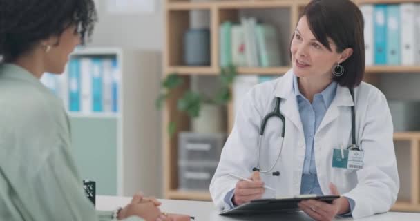 Reunión Médico Mujer Con Tableta Consultorio Conversación Con Los Resultados — Vídeo de stock
