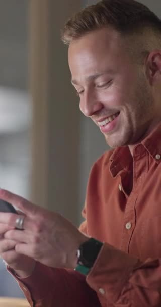 Zakelijk Nacht Man Met Smartphone Glimlach Typen Met Social Media — Stockvideo