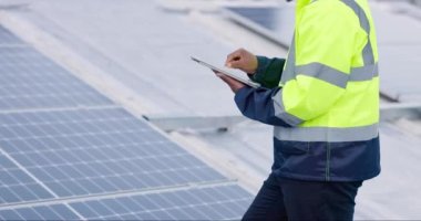 Fütürist ve çevre dostu enerji için çatıda daktilo tableti, inşaat işçisi ve güneş panelleri. Dijital, bina ve müteahhit veya teknoloji üzerinde sürdürülebilir elektrik planlaması yapan kişi.