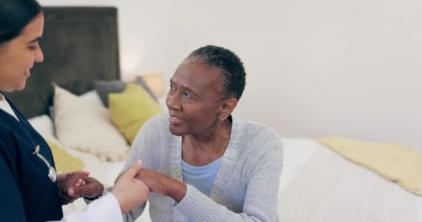 Ηλικιωμένη Γυναίκα Νοσοκόμα Και Συνταξιοδότηση Στο Υπνοδωμάτιο Βοήθεια Και Φροντίδα — Αρχείο Βίντεο