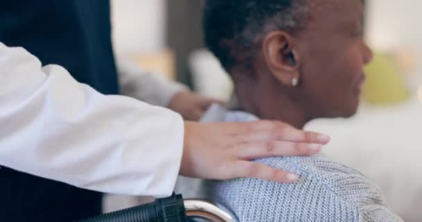Infermiera Massaggio Alle Spalle Donna Anziana Sedia Rotelle Cure Supporto — Video Stock