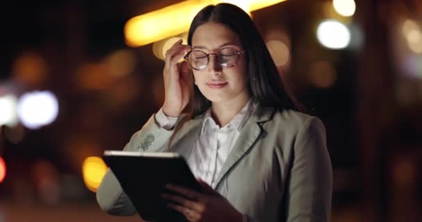 Biznes Kobieta Tablet Miasto Nocnego Marketingu Social Media Lub Analizy — Wideo stockowe