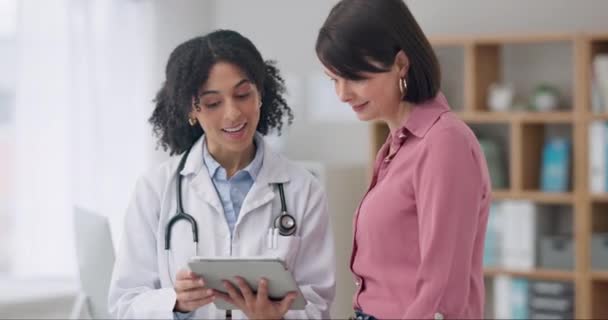 Kobieta Lekarz Tabletka Porozumieniu Pacjentem Opieka Zdrowotna Lub Wyniki Leczenia — Wideo stockowe