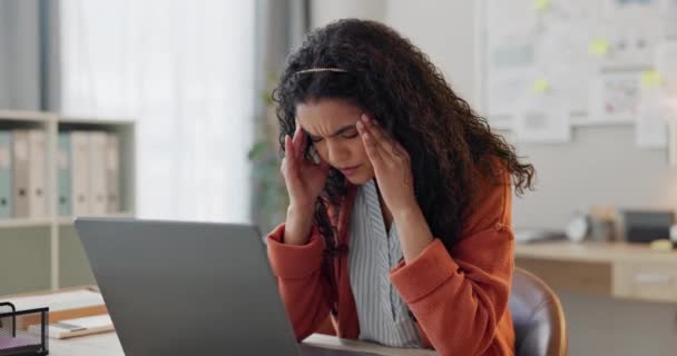 Mujer Frustrada Portátil Dolor Cabeza Agotamiento Estrés Error Exceso Trabajo — Vídeos de Stock