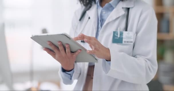 Mujer Manos Médico Con Tableta Comunicación Networking Online Investigación Hospital — Vídeo de stock