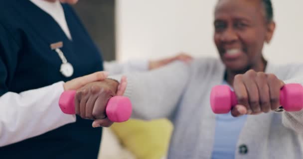 物理治疗师 老年妇女和哑铃 用于运动 康复和退休时的健康肌肉 非洲女士的护士 私人教练和锻炼 疗养院的康复和健康 — 图库视频影像