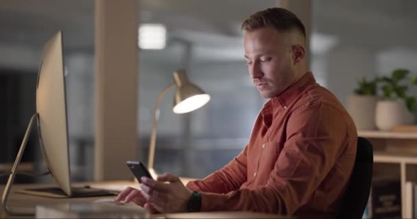 Negocios Noche Hombre Con Smartphone Ordenador Mecanografía Con Una Fecha — Vídeo de stock