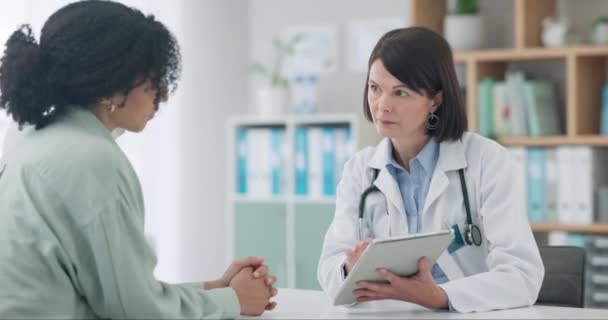 Reunión Mujer Médico Con Resultados Tableta Conversación Con Paciente Consultorio — Vídeo de stock