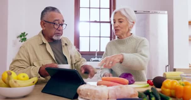 Koken Spreken Oud Stel Met Tablet Voedsel Voor Een Gezond — Stockvideo