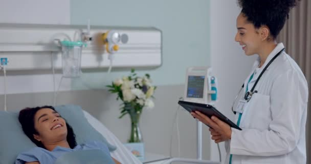 병원에서 소통을위한 태블릿 침대에서 서비스 미소를 사람을 — 비디오