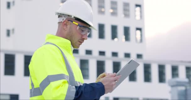 Trabalhador Construção Civil Homem Tablet Cidade Para Manutenção Industrial Engenharia — Vídeo de Stock