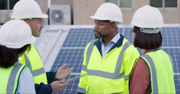 엔지니어링 팀워크 패널의 태블릿 가능한 옥상에 에너지 계약자 관리자 말하는 — 비디오