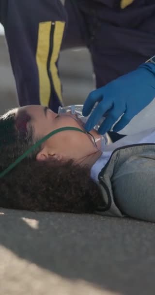 救急車 救急車 救急車 救助のために通りに呼吸している女性の手 酸素マスク 道路の医療従事者 怪我および最初の援助蘇生器の患者を助ける — ストック動画