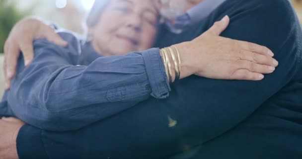 成熟した 男と女性は ソファに愛を抱く 一緒にまたはリビングルームでの関係の世話 高齢者カップル サポート 健康のためにリラックス — ストック動画