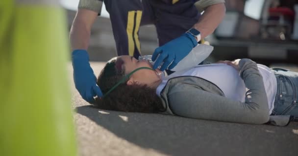 Hands Emergency Oxygen Paramedic Woman Patient Victim Street Accident Treatment — Stock Video