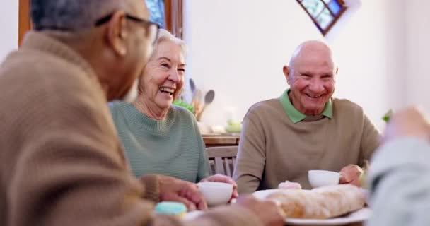 Tee Alte Menschen Oder Freunde Stoßen Ruhestand Auf Unterstützung Pflege — Stockvideo