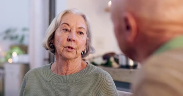 Divertente Donna Vecchia Coppia Parlare Casa Conversazione Salotto Legare Pensione — Video Stock