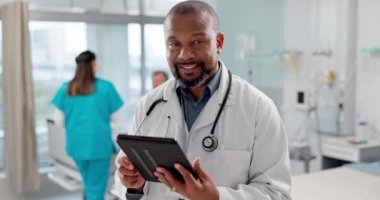Hastane, yüz ve siyah adam elinde tablet, doktor ve internet sitesi bilgisi, internet ve danışmanı ile daktilo. Teknoloji, klinik ve e-posta ile araştırma yapan Afrikalı kişi, portre ve tıp uzmanı.