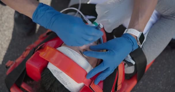 Servizio Emergenza Paramedico Mani Con Luce Una Donna Formazione Sanitaria — Video Stock