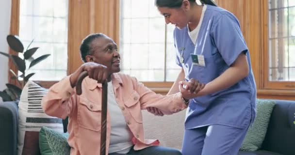 Mujer Mayor Enfermera Ayuda Jubilación Cuidado Apoyo Como Cuidadora Enfermera — Vídeos de Stock