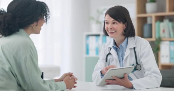 Reunión Médico Mujer Con Resultados Tableta Conversación Con Paciente Consultorio — Vídeo de stock