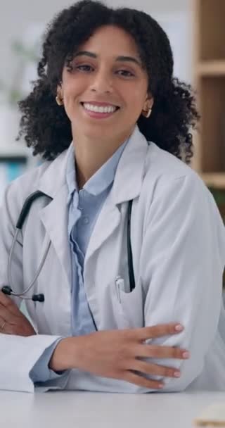脸上挂着笑容 双手交叉 医疗保健和医院或医疗服务与健康 快乐的护士 对垂直的信任和支持 对心脏科肖像的自信和自豪 — 图库视频影像