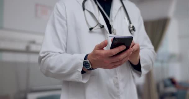 Lekarz Ręce Telefon Komunikacji Szpitalu Czat Online Lub Informacje Medyczne — Wideo stockowe