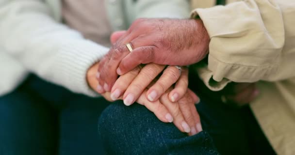 Старша Пара Тримаючись Руки Підтримуючи Співчуття Доброту Турботу Вдома Вихід — стокове відео