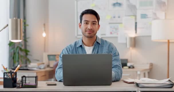 Gezicht Bedrijf Man Met Een Laptop Glimlach Verbinding Met Een — Stockvideo