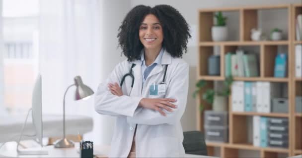 Szczęśliwa Kobieta Lekarz Ramiona Skrzyżowane Zawodowych Opiece Zdrowotnej Medycznej Lub — Wideo stockowe