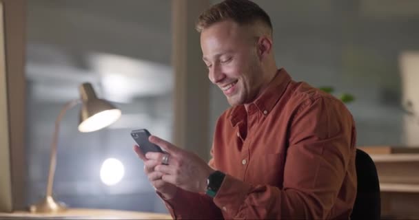 Çalışan Gece Akıllı Telefonu Olan Adam Gülümseme Dijital Uygulama Bağlantı — Stok video